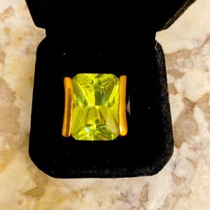 Beautiful couture ring green stone size 6.5